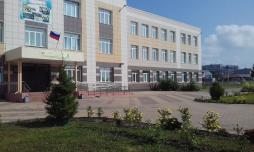 Центральный вход в школу оборудован пандусом для учащихся на инвалидных колясках.